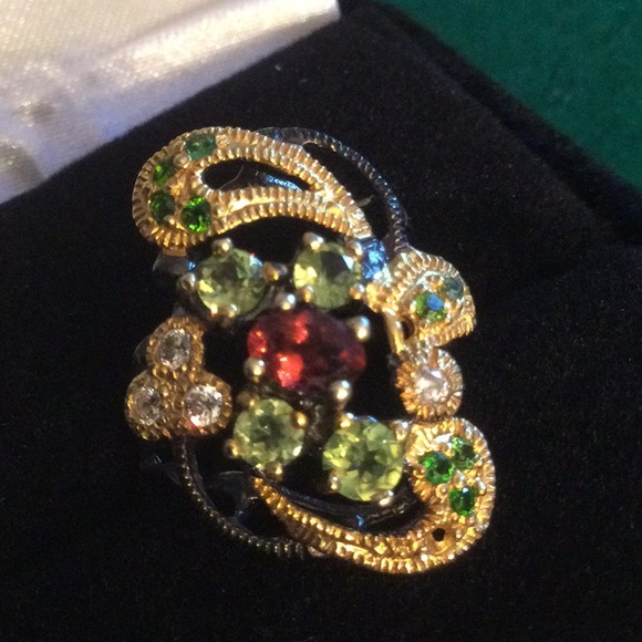 Breathtaking Garnet & Peridot Ring - Picture 3 of 9
